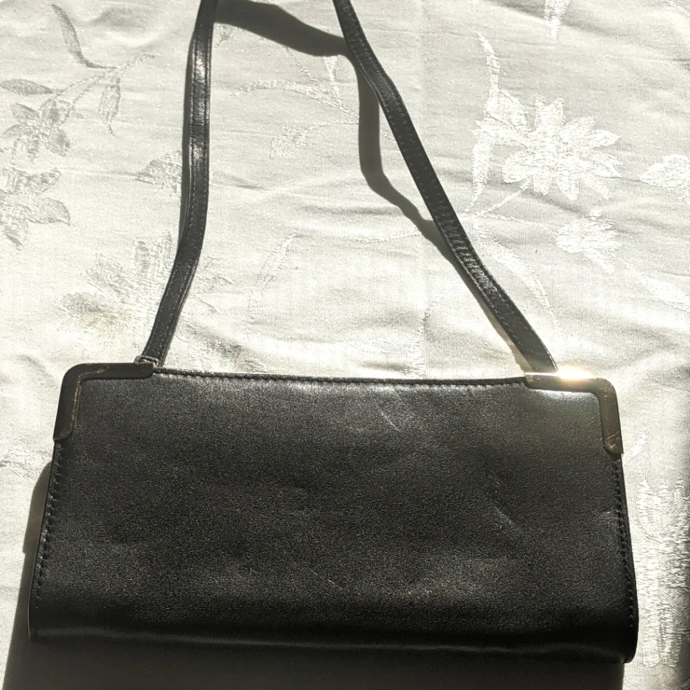 Michael Kors Black Soft Leather Evening Purse. Built in wallet inside. Like New - Picture 5 of 7